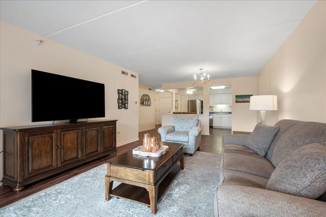 6801 N Milwaukee Avenue 402, Niles, IL 60714