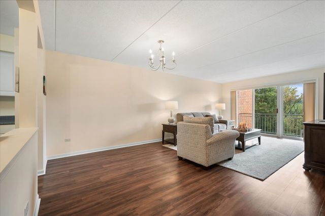 6801 N Milwaukee Avenue 402, Niles, IL 60714