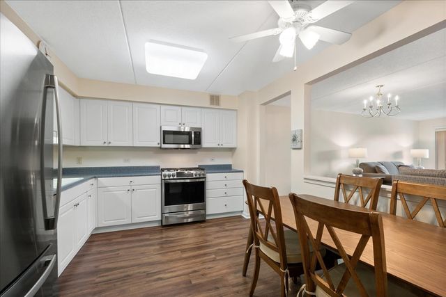 6801 N Milwaukee Avenue 402, Niles, IL 60714