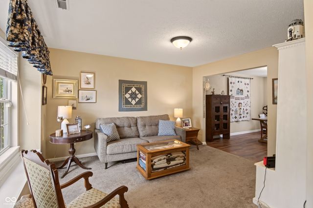 5507 Gainesway Drive, Greenwood, IN 46142