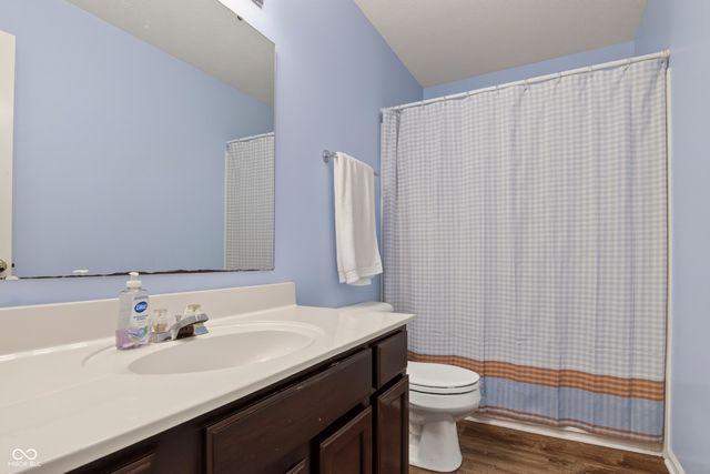 5507 Gainesway Drive, Greenwood, IN 46142