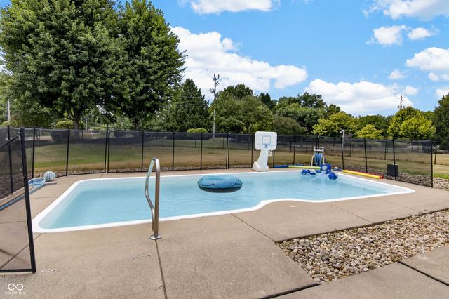 5507 Gainesway Drive, Greenwood, IN 46142