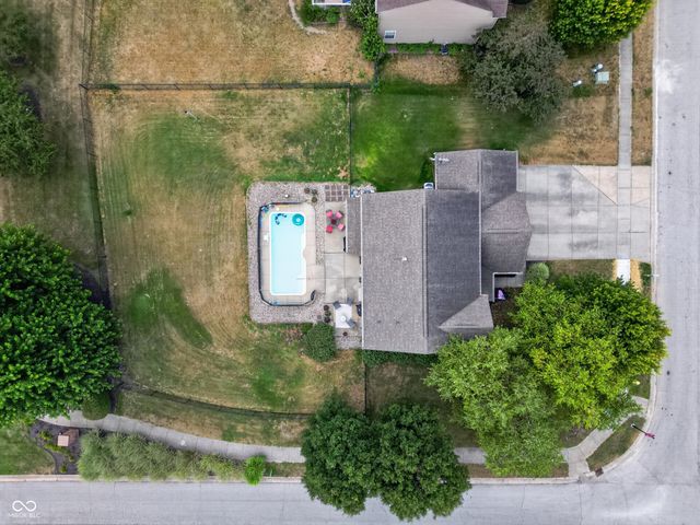 5507 Gainesway Drive, Greenwood, IN 46142