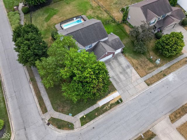5507 Gainesway Drive, Greenwood, IN 46142