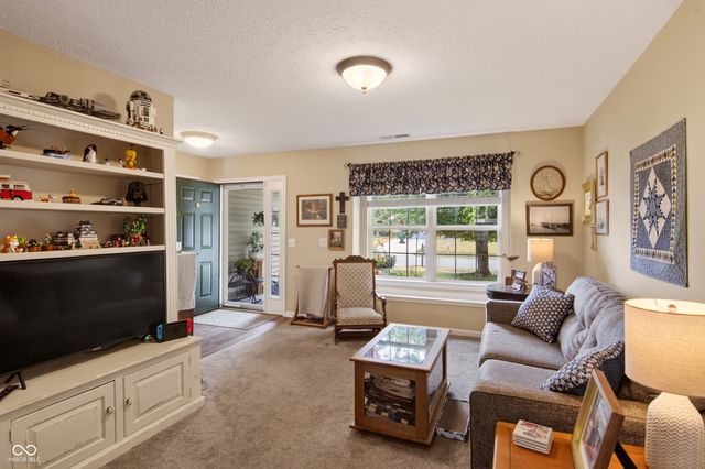 5507 Gainesway Drive, Greenwood, IN 46142