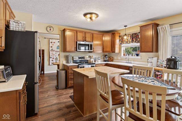 5507 Gainesway Drive, Greenwood, IN 46142