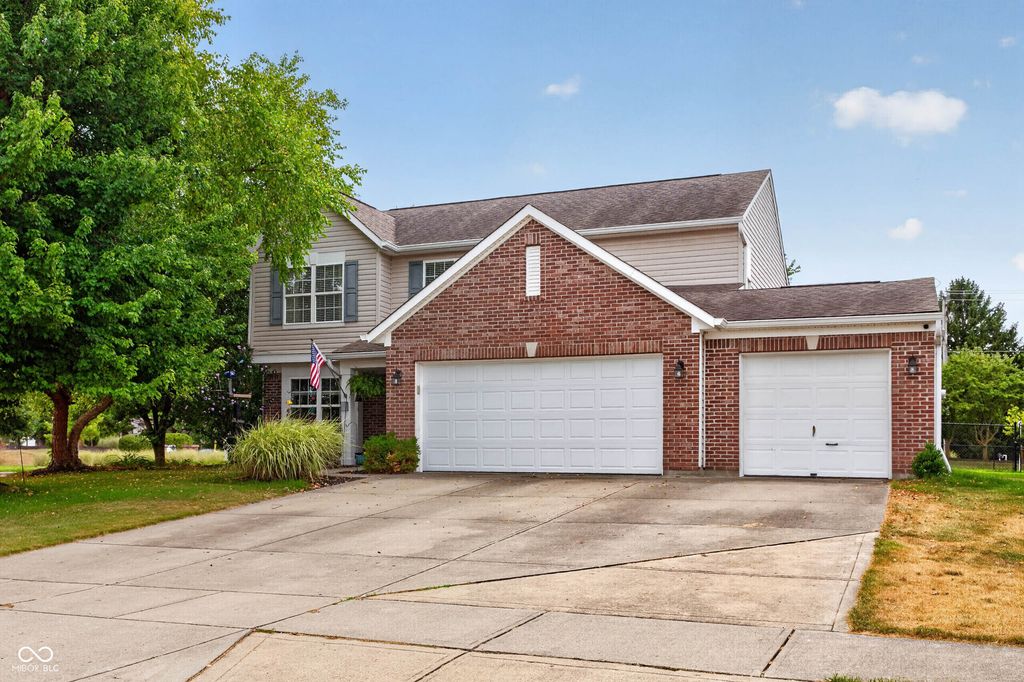 5507 Gainesway Drive, Greenwood, IN 46142