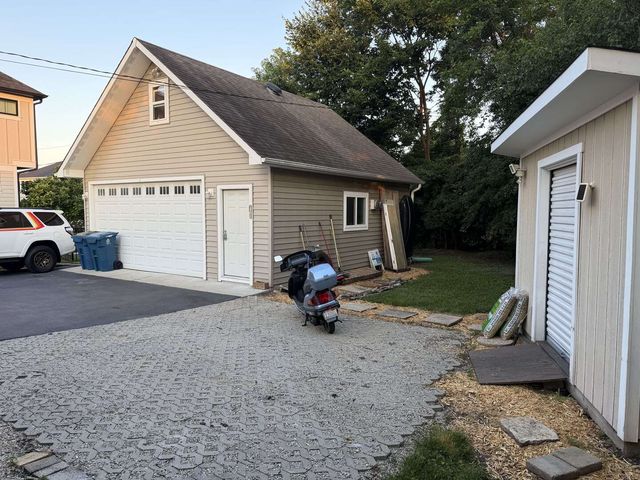 466 N Ridgeland Avenue, Elmhurst, IL 60126