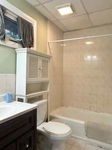 500 Centre St 1, Newton, MA 02458
