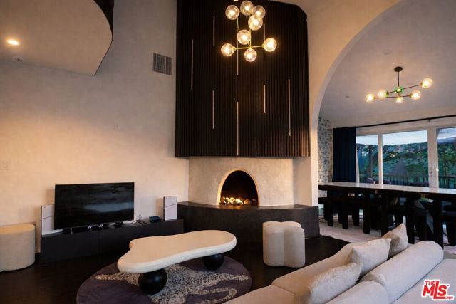 8810 Hollywood Boulevard, West Hollywood, CA 90069