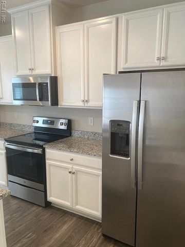 291 Goldenstar LN, Portsmouth, VA 23701