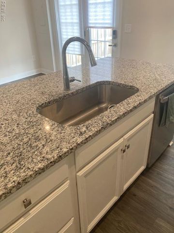 291 Goldenstar LN, Portsmouth, VA 23701