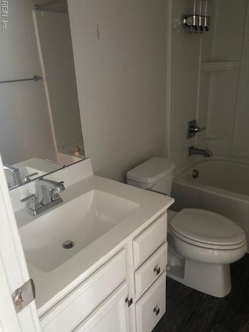 291 Goldenstar LN, Portsmouth, VA 23701