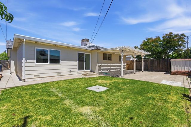2621 Fernandez Dr, Sacramento, CA 95822