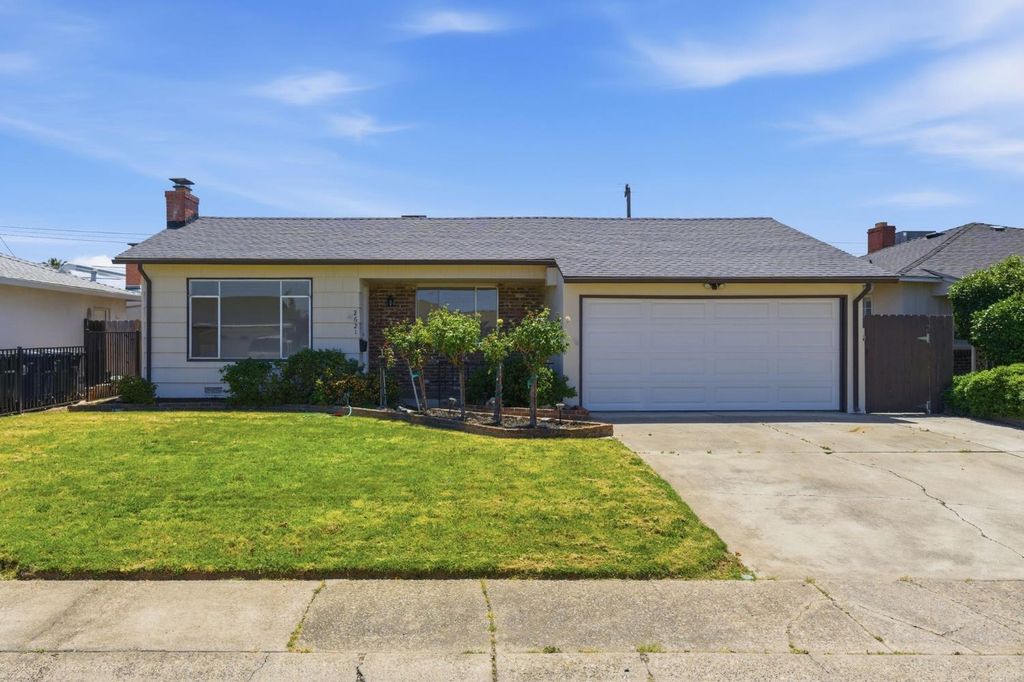 2621 Fernandez Dr, Sacramento, CA 95822