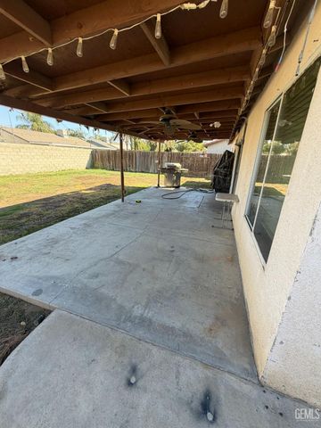 1310 Clipper Hills Drive, Bakersfield, CA 93307