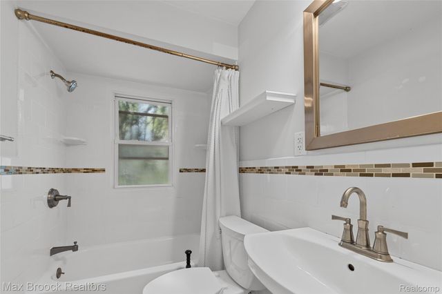 450 E MAPLEHURST Street, Ferndale, MI 48220