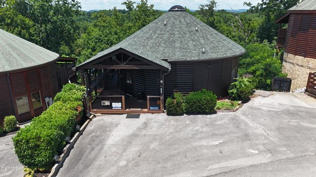 1086 Towering Oaks Drive, Sevierville, TN 37876