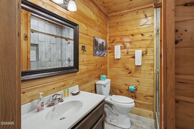 1086 Towering Oaks Drive, Sevierville, TN 37876