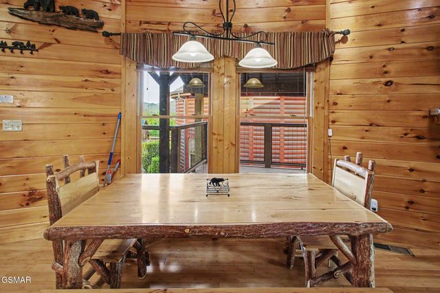 1086 Towering Oaks Drive, Sevierville, TN 37876
