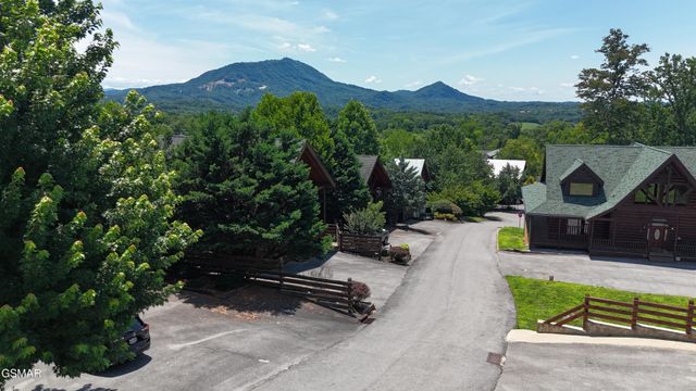 1086 Towering Oaks Drive, Sevierville, TN 37876