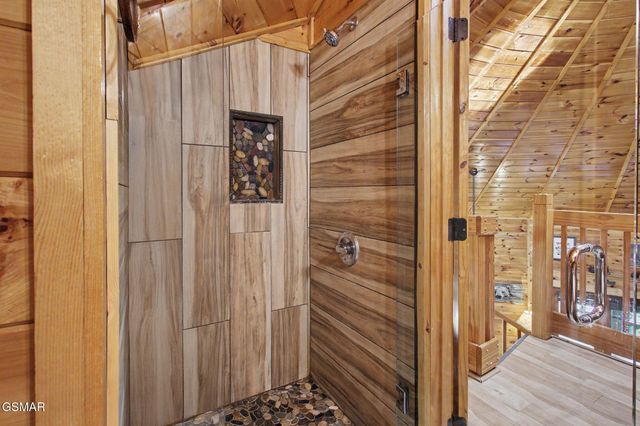 1086 Towering Oaks Drive, Sevierville, TN 37876