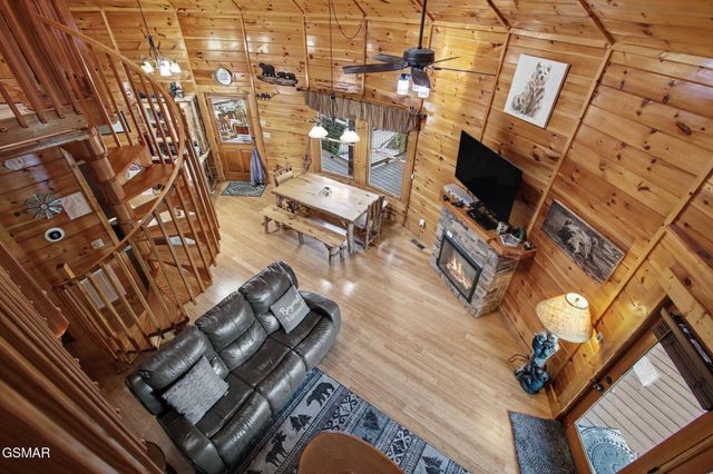 1086 Towering Oaks Drive, Sevierville, TN 37876