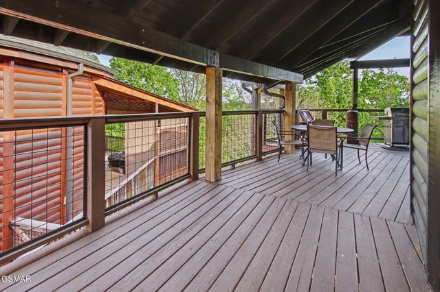 1086 Towering Oaks Drive, Sevierville, TN 37876