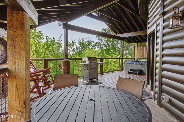 1086 Towering Oaks Drive, Sevierville, TN 37876