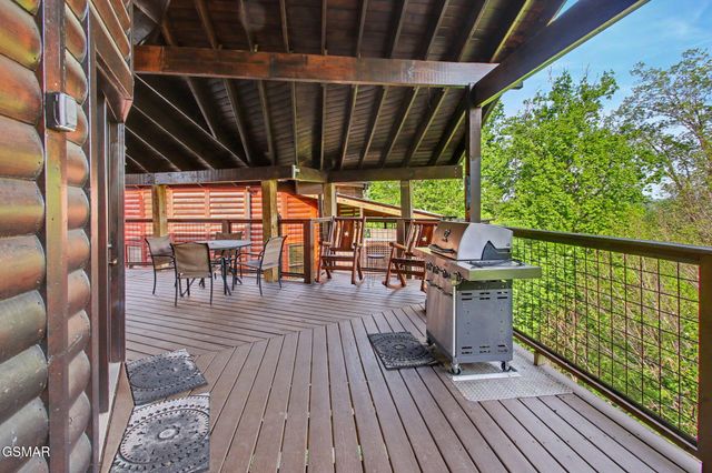 1086 Towering Oaks Drive, Sevierville, TN 37876