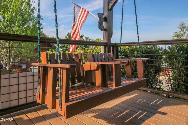 1086 Towering Oaks Drive, Sevierville, TN 37876
