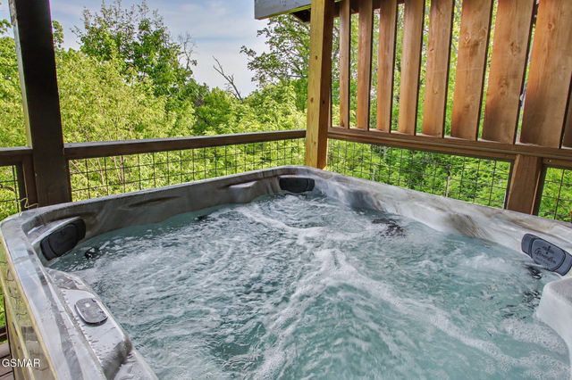 1086 Towering Oaks Drive, Sevierville, TN 37876