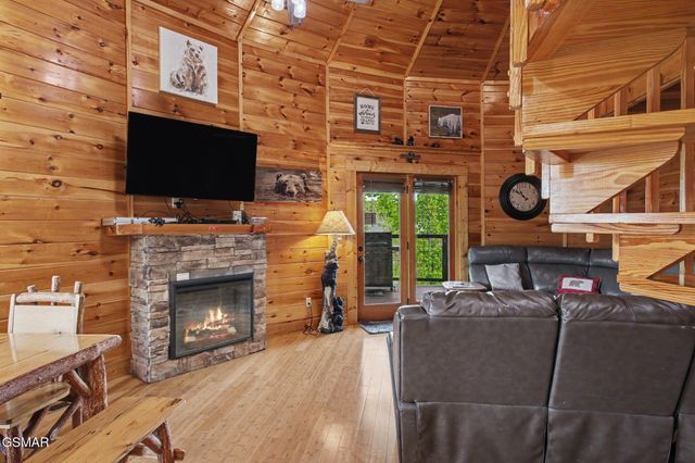 1086 Towering Oaks Drive, Sevierville, TN 37876