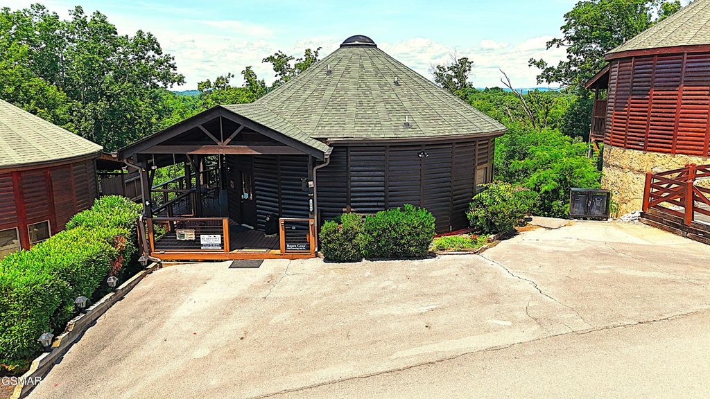 1086 Towering Oaks Drive, Sevierville, TN 37876