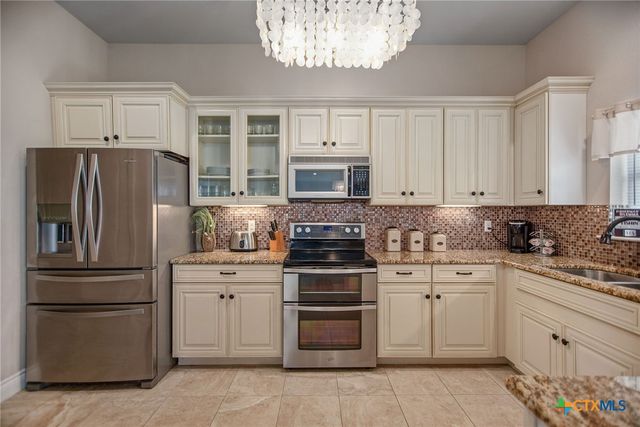 261 E Burgundy Bay, Port O'connor, TX 77982