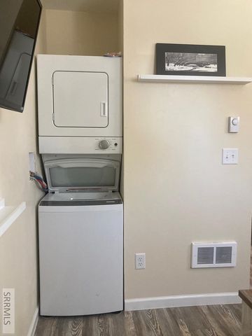 492 G Street, Idaho Falls, ID 83402