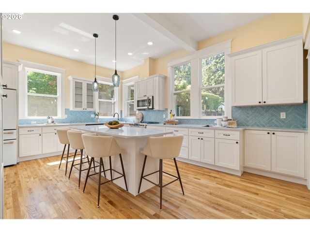 2926 Nw RALEIGH St, Portland, OR 97210