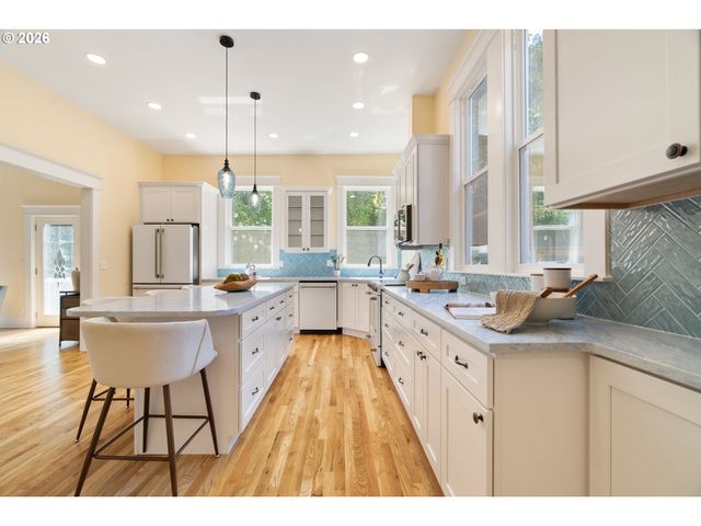 2926 Nw RALEIGH St, Portland, OR 97210
