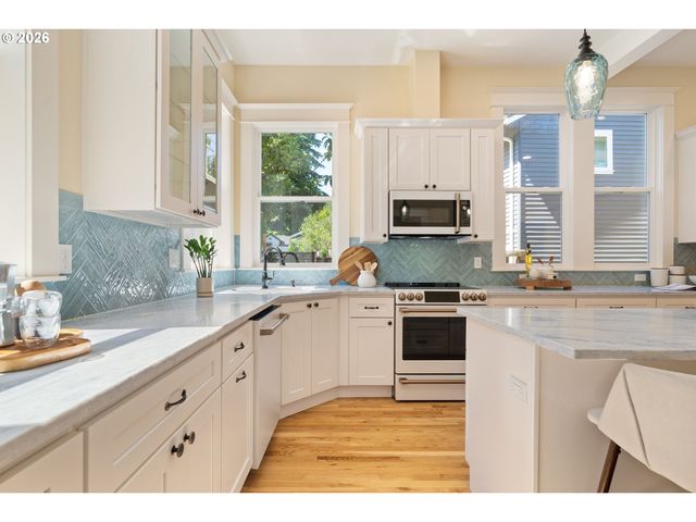 2926 Nw RALEIGH St, Portland, OR 97210