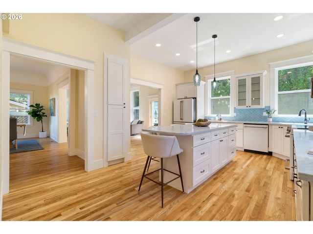 2926 Nw RALEIGH St, Portland, OR 97210