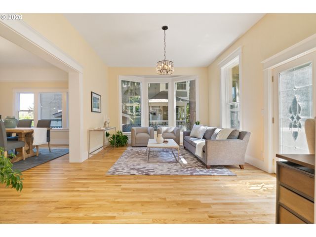 2926 Nw RALEIGH St, Portland, OR 97210