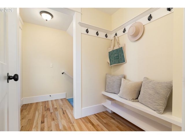 2926 Nw RALEIGH St, Portland, OR 97210