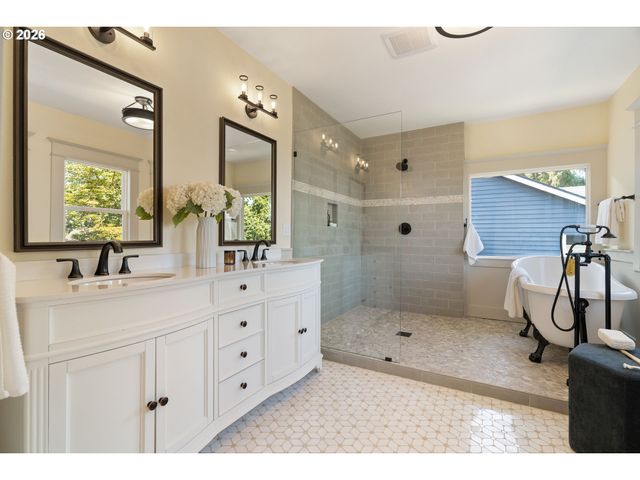 2926 Nw RALEIGH St, Portland, OR 97210
