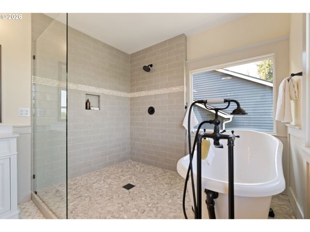 2926 Nw RALEIGH St, Portland, OR 97210