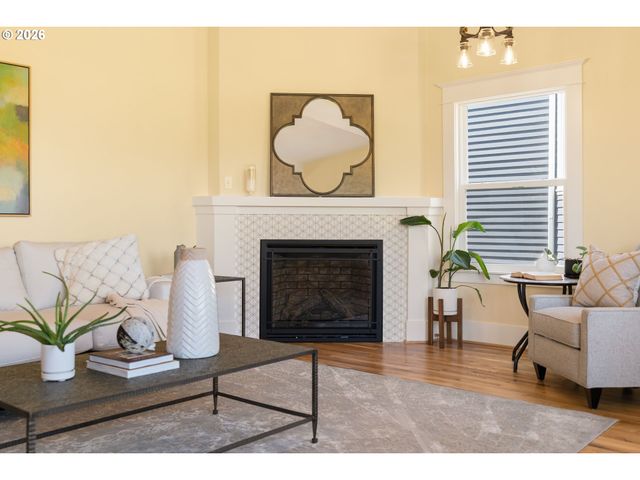 2926 Nw RALEIGH St, Portland, OR 97210