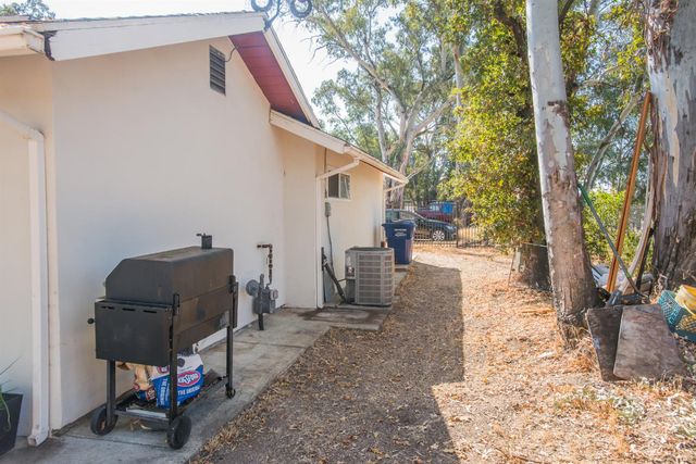 1417 E St, Rio Linda, CA 95673