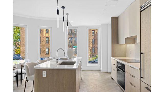 7829 Austin St # 502, New York City, NY 11375