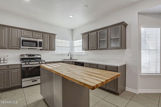 485 Jeweled Mesa Court, Horizon City, TX 79928