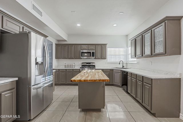 485 Jeweled Mesa Court, Horizon City, TX 79928