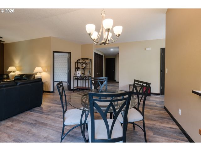512 Pegasus Ct, Molalla, OR 97038